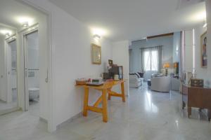 Right House - Characteristic Marina District img22