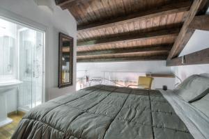 Right House - Characteristic Marina District img11