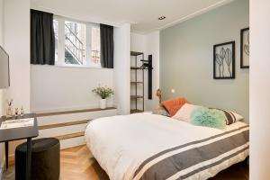 Damrak Short Stay Amsterdam