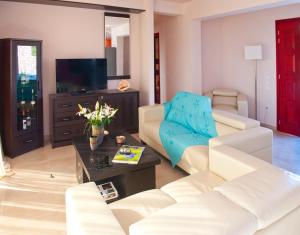 Three-Bedroom Villa with Private Pool (6 Adults + 2 Children)