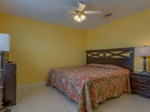 Holiday Home room in Lilliput by Meyer Vacation Rentals