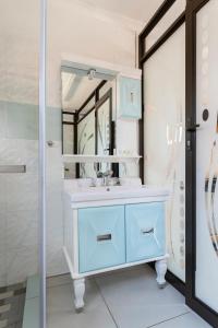 SelaMod Village Guest House