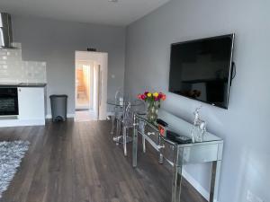 COACHMAN COTTAGE OUTSIDE HOT TUB