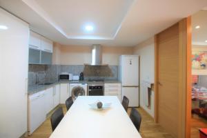 Modern CasaTuris Apartment with Castle Views A131