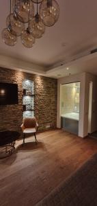 Skyview Suite - Breathtaking Views From Bed and From Jacuzzi. City Center Skyscraper Upper Floors