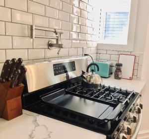 Gorgeous Victorian House!! Entire suite in SAMs home