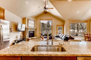 Luminous 3Br Escape-River Run Townhome with Private Hot Tub