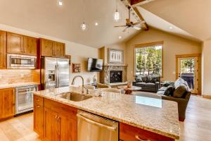 Luminous 3Br Escape-River Run Townhome with Private Hot Tub
