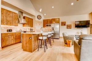 Luminous 3Br Escape-River Run Townhome with Private Hot Tub