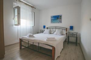 One-Bedroom Apartment with Terrace room in Apartments with a parking space Rukavac Vis - 8898