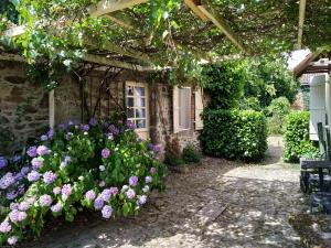 Maisons de vacances Charoul'Hotes Gites et roulotte insolite : photos des chambres