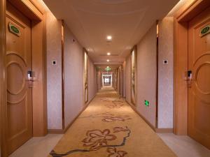 Vienna International Hotel (Shenzhen Fuyong Convention and Exhibition Center)
