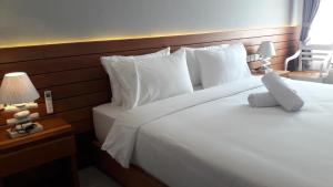 Phòng Đôi hoặc Hai Giường Đơn Loại Sang có Ban Công (Deluxe Double or Twin Room with Balcony)