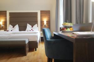 Deluxe Suite with Lake View room in Hotel Haus Delecke