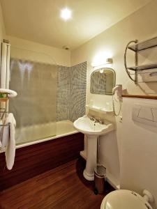 Hotels Logis Hotel La Chaize : Chambre Double Confort avec Terrasse