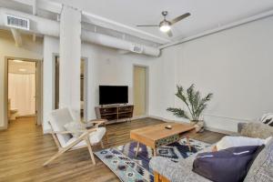 Apartment room in Relaxing Old Town Loft + Pool + Gym