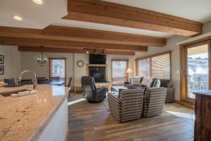 Vintage Ski Lodge Styled Plaza Condo Apts