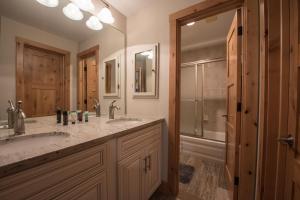 Vintage Ski Lodge Styled Plaza Condo Apts