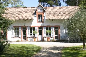 Villa traditionnelle au coeur du bois de la chaise