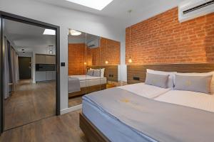 Deluxe Suite in the attic room in Aparthotel Krzywa Kamienica