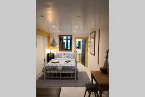 The Old Boat House - Ó Méith