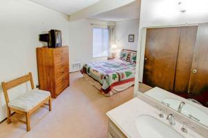 One-Bedroom Apartment room in Sherwin Villas #52