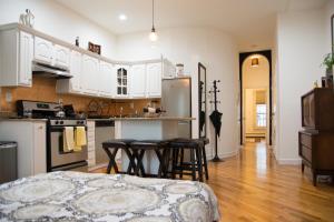 Historic 1869 Brownstone 15 min to NYC downtown