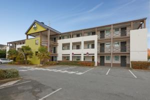 Hotels B&B HOTEL Lens Noyelles-Godault : photos des chambres