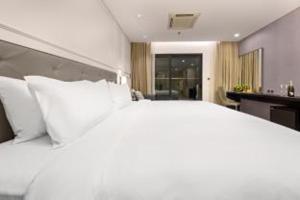 Wyndham Danang Golden Bay - Free Shuttle Bus to Beach