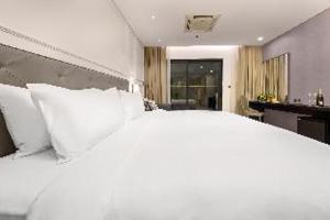 Wyndham Danang Golden Bay - Free Shuttle Bus to Beach