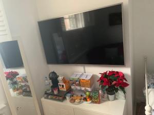 Stylish Modern Studio, Mock Georgian House, Heart of Trendy Hackney & London