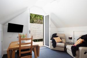 One-Bedroom Apartment room in Woolwich Studio Bliss Your Private Oasis by the Water