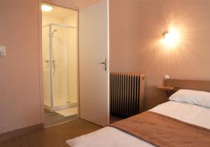 Hotels Hotel des Pyrenees : Chambre Double