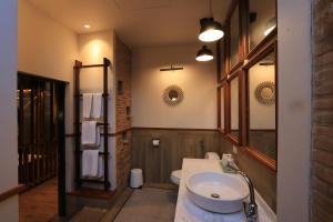 Bathroom, Tharaburi Resort Sukhothai in Sukhothai