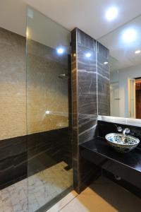 Bathroom, Tharaburi Resort Sukhothai in Sukhothai