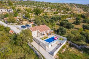 Villa Olivia - Jasenice, with swimming pool and jacuzzi 