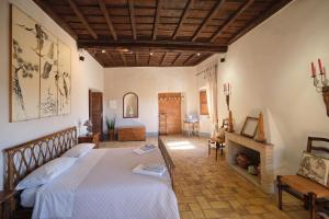 Habitación con cama extragrande.