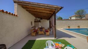 Charming villa Eleonora with pool near Pula