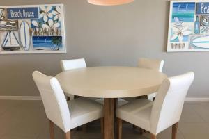 BEACH Luxury Upmarket 2B 2B OCEAN VIEWS 250m to BUDDINA BEACH!