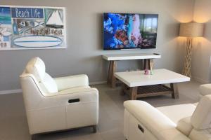 BEACH Luxury Upmarket 2B 2B OCEAN VIEWS 250m to BUDDINA BEACH!