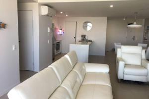 BEACH Luxury Upmarket 2B 2B OCEAN VIEWS 250m to BUDDINA BEACH!