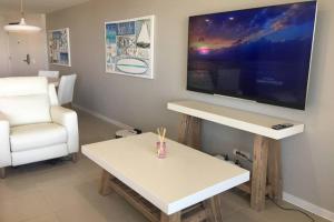 BEACH Luxury Upmarket 2B 2B OCEAN VIEWS 250m to BUDDINA BEACH!