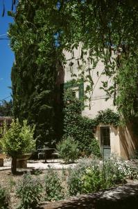 Château de Montcaud, Hameau de Combes, 30200 Sabran, France.