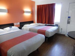 Deluxe Quadruple Room - Smoking room in Motel 6-Clute TX