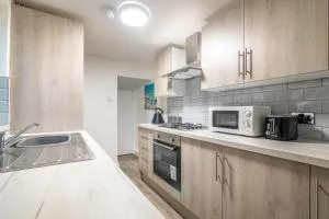 PLATFORM Avenues Apartment 1 with Free Street Parking - 科廷厄姆