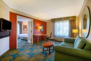 King Suite room in La Quinta by Wyndham Charlotte Airport South