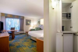 Deluxe King Room - Non-Smoking room in La Quinta by Wyndham Charlotte Airport South