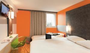 Hotels ibis styles Brive Ouest : Chambre Standard avec 1 Lit Double et 1 Lit Simple