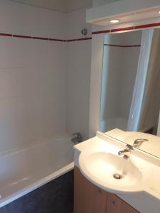 Appartement F2 au domaine des 100 lacs - piscine - sauna - hammam