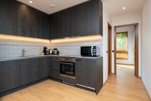 Self-check-in spacious 1 bedroom apartment with free parking